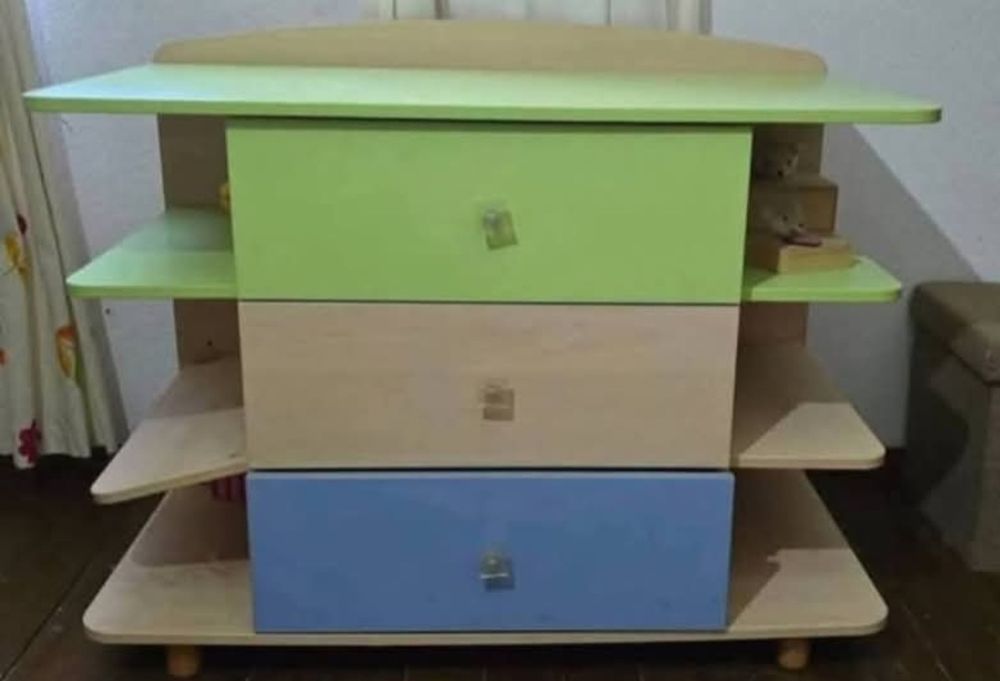 Móvel com gavetas