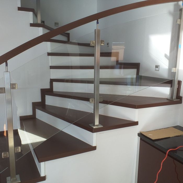 Renowacja cyklinowanie schodow nakladki schodowe uslugi stolarskie