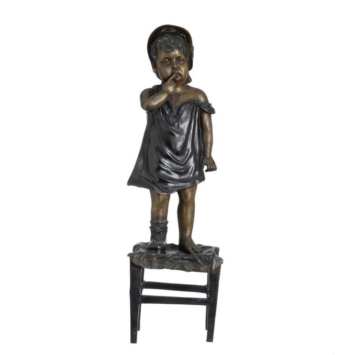 Escultura "Menina" de António Teixeira Lopes