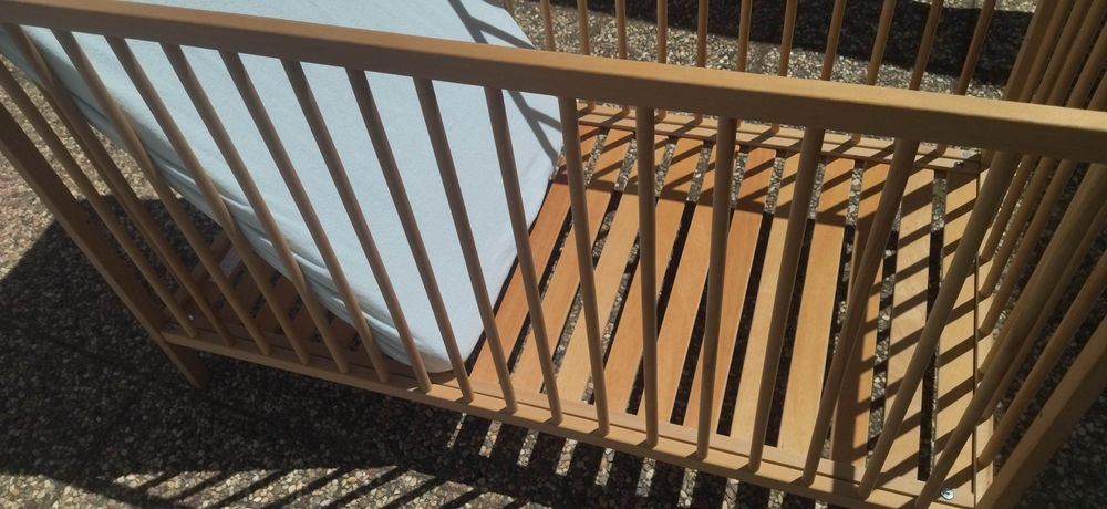 Cama de bebé em madeira com colchão