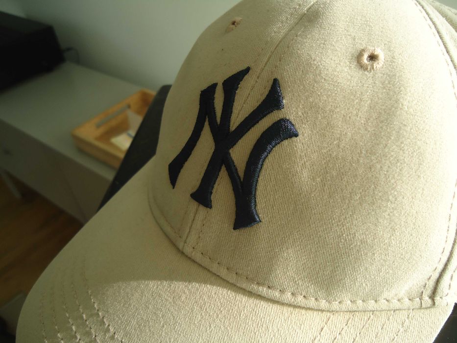 czapka z daszkiem NY New York Yankees jasna z granatowym logo