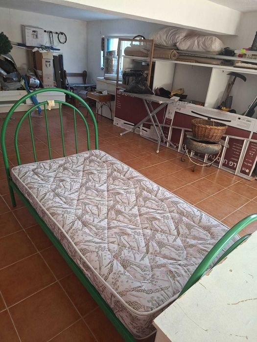 Conjunto de quarto: 2 camas individuais com colchões, mesa de cabeceira e roupeiro