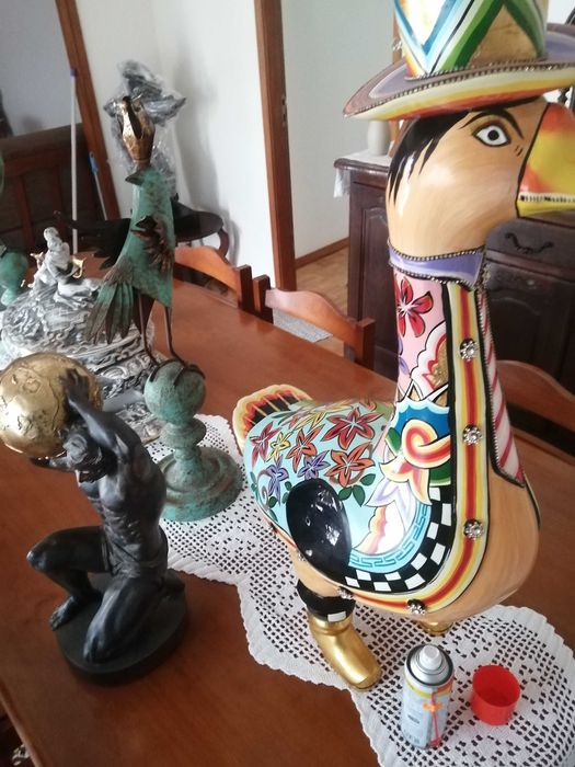 Estatua em cerâmica