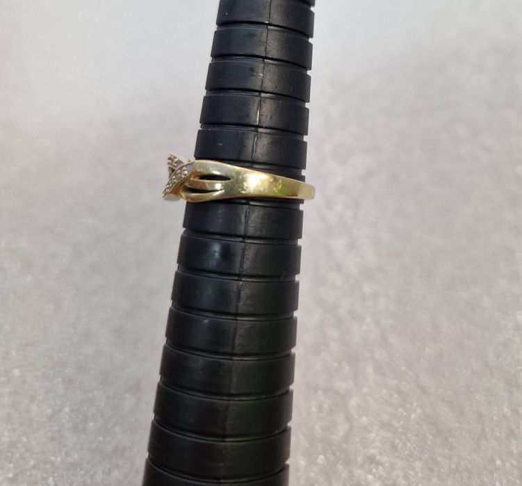 Piękny złoty pierścionek z cyrkoniami używany PR 585 rozm 15