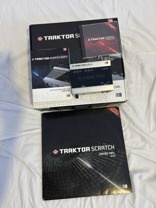 Traktor Scratch Duo 2 (Audio A6) completo + Dois vinis de controlo nova geração Purple e Neon Pink