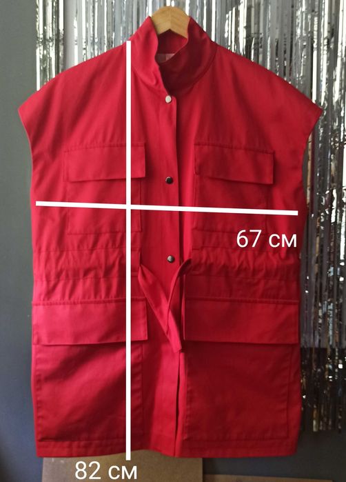 Жіночий жилет-сукня карго з коміром-стійкою яскраво червоного кольору.