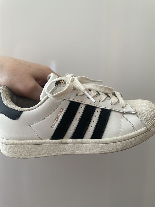 білі кросівки Superstar, стильні та зручні