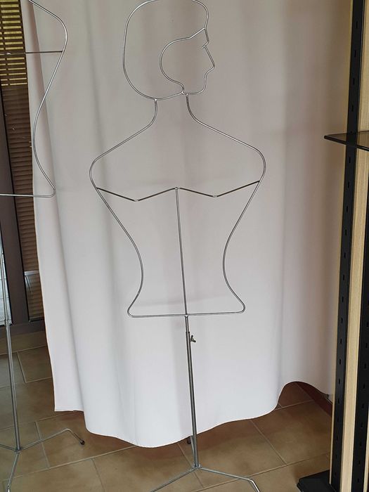 Manequins+Estante de parede (2 módulos)+ balcão caixa+ expositor