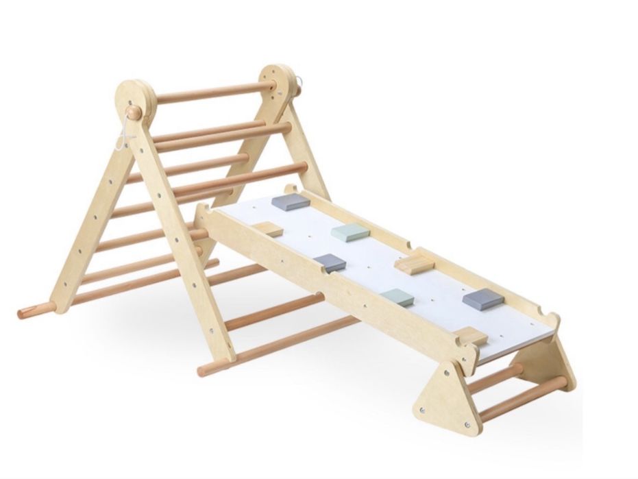 Drewniany, domowy plac zabaw dla dzieci