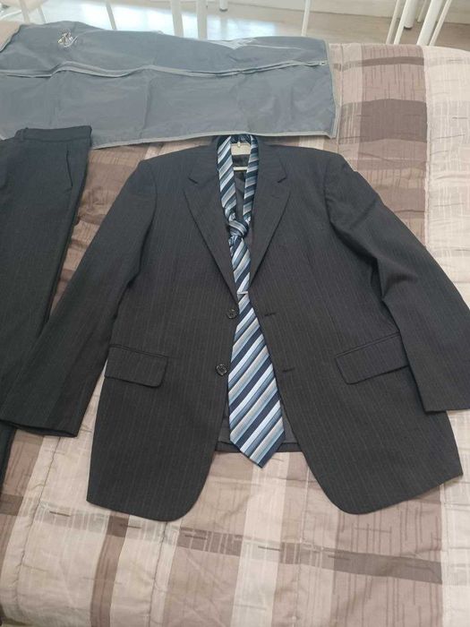 Terno, calça, gravata e capa, novíssimo! Conjunto completo para si!