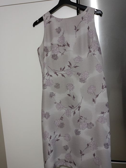 Suknia z kwiatowym wzorem.