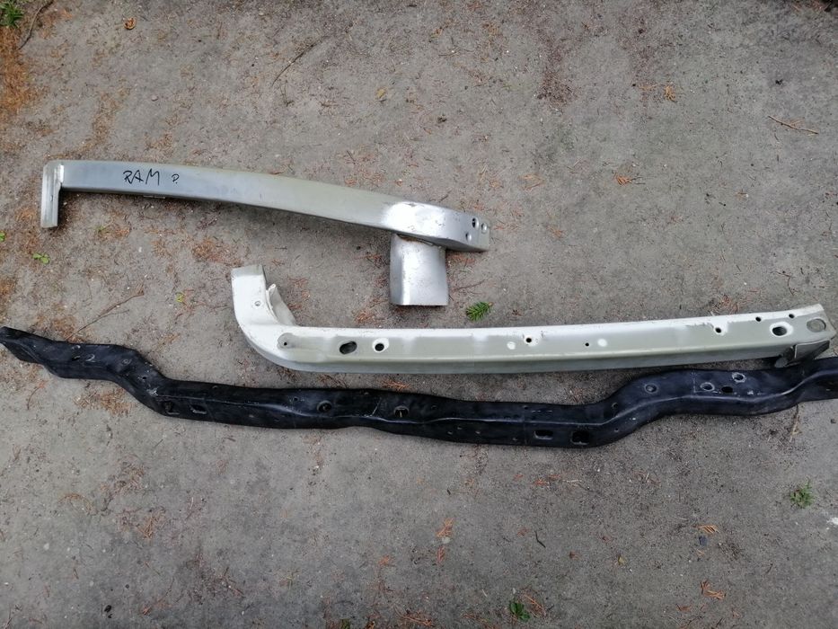 Dodge Ram błotnik prawy belka fartuch