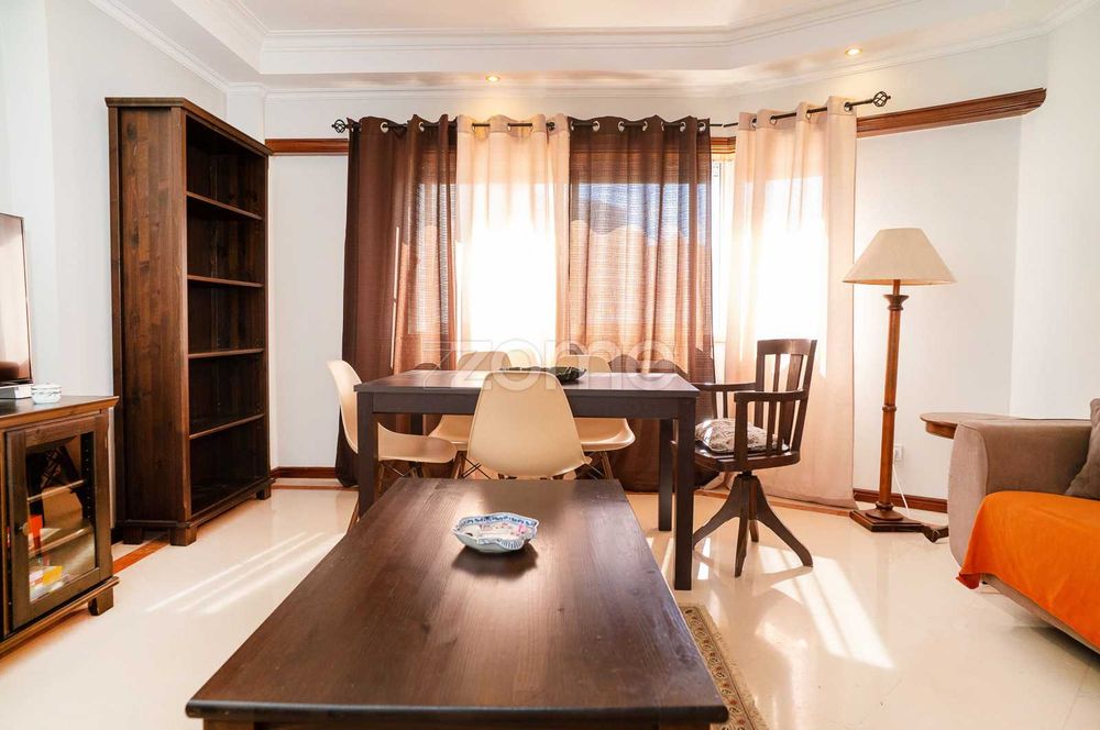 Apartamento T3 com parqueamento e arrecadação