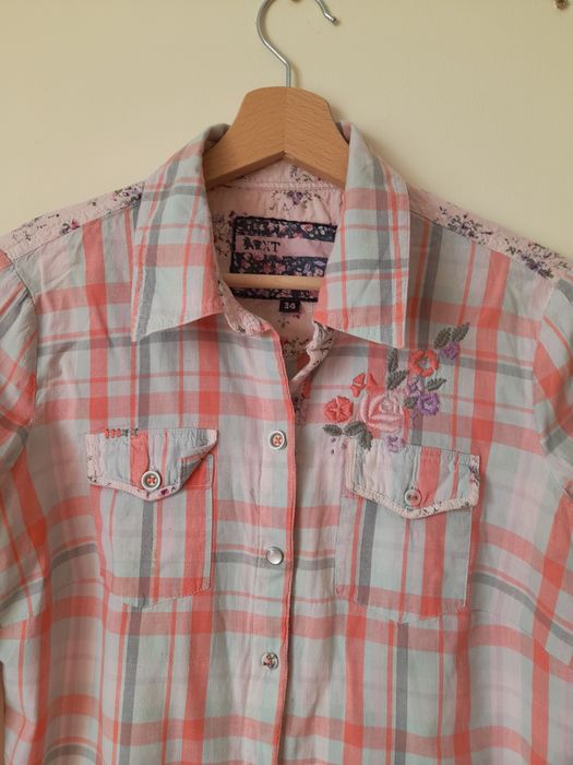 Koszula w kratę z ozdobnym haftem