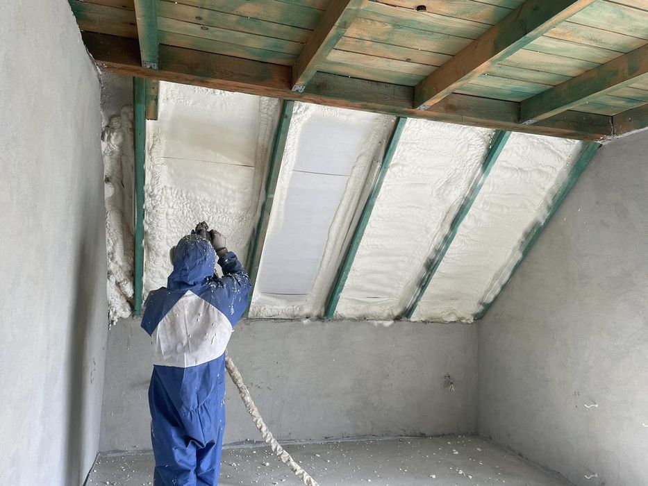 Утеплення пінополіуретаном, піною, мансард, Сколе