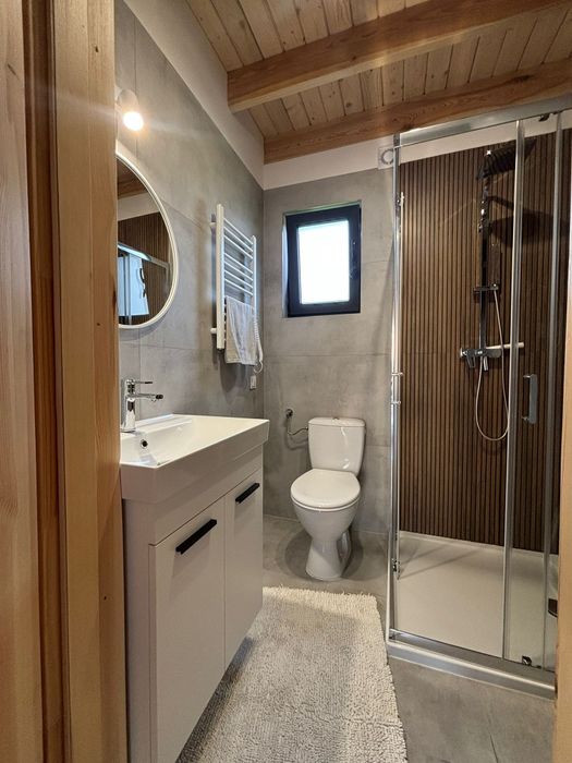 Domek między łąkami