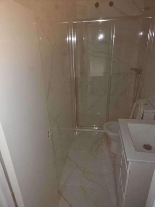 Espaço comercial de 2 pisos com cerca de 140 m²