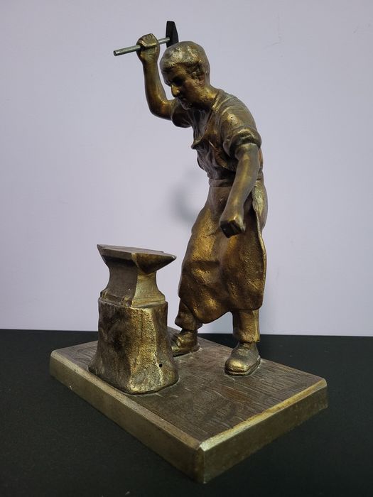 Ciężka duża metalowa figura kowala
