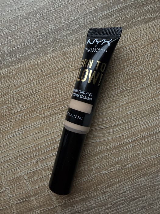 Korektor Nyx Born to Glow Light Ivory