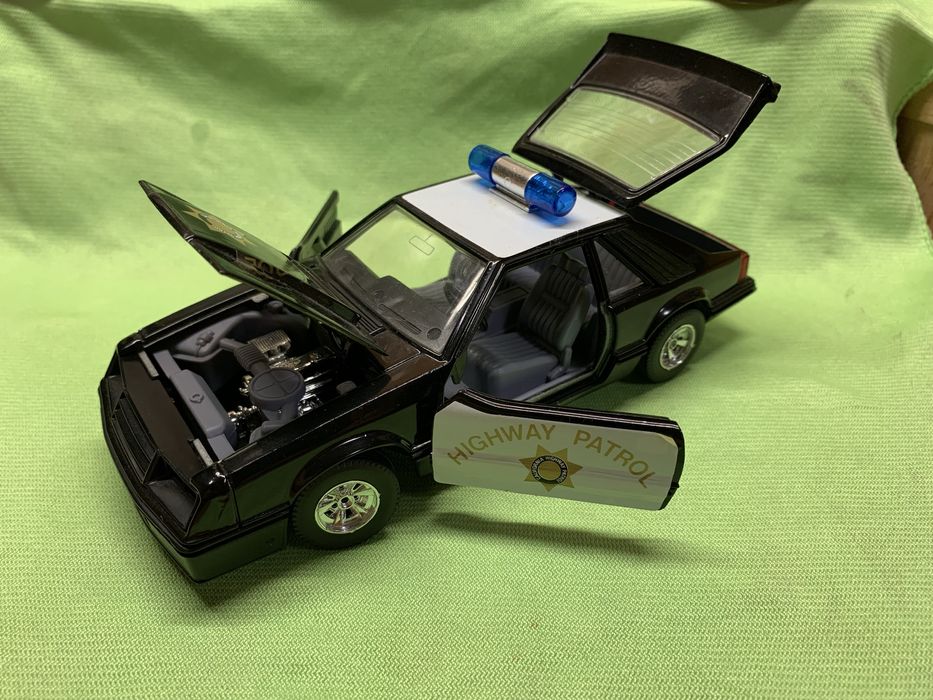 Ford Mustang Police Bburago 1:24