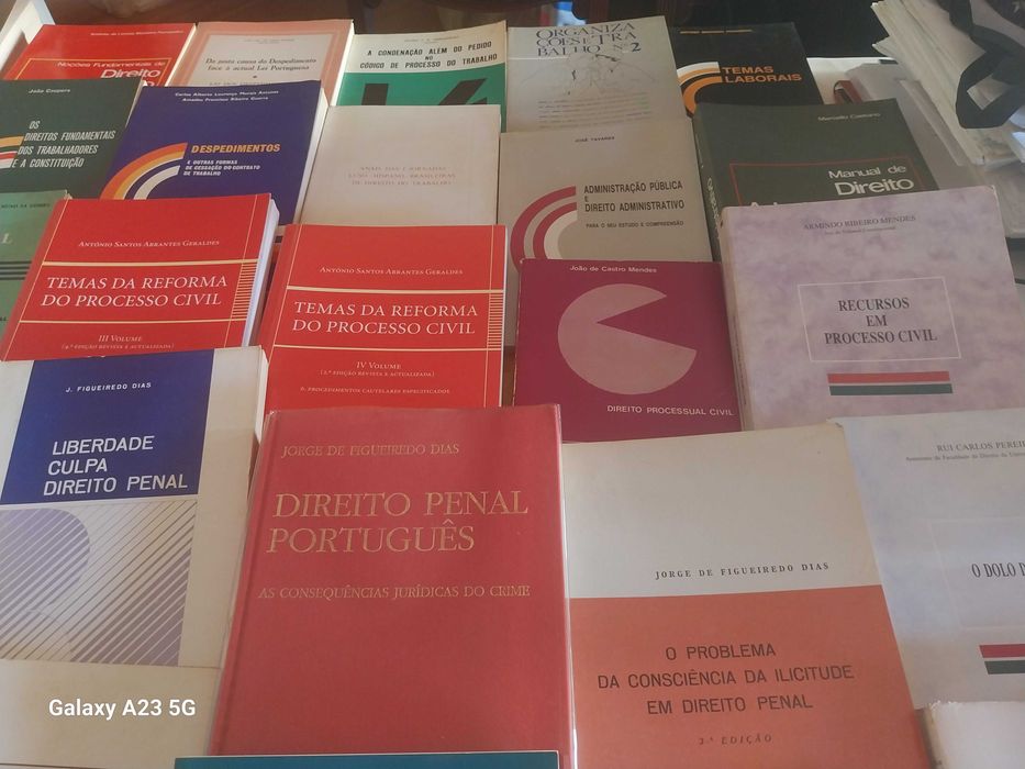 Livros de Direito, como NOVOS, a MUITO BOM PREÇO. Desde