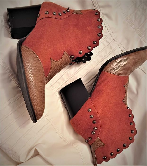 Botas em camurça com aplicações em pele