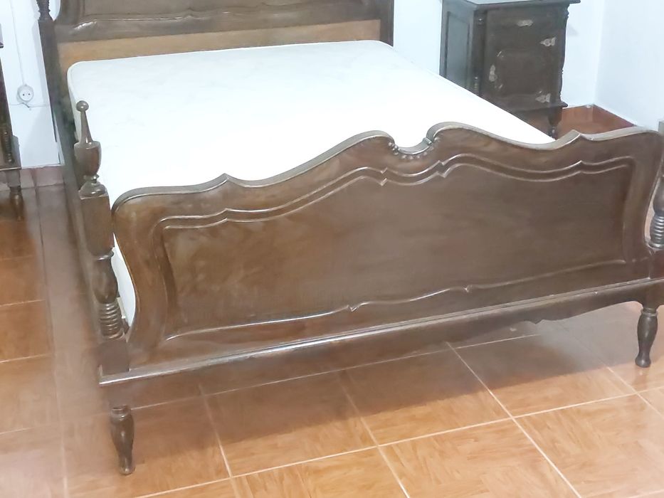 Cama Clássica de Casal em Madeira de castanho  Maciça