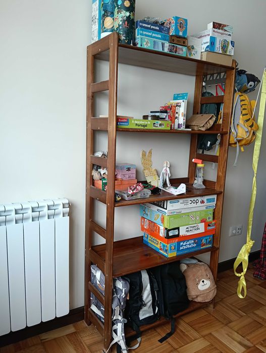 Estante de madeira maciça