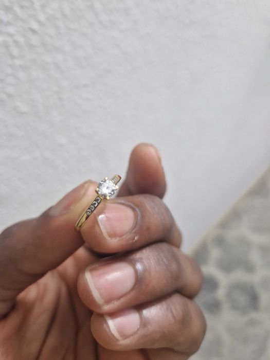 Anel de ouro amarelo 9k com pedra de zirconia
