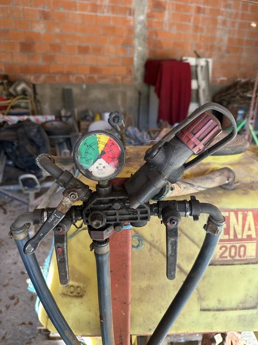Vendo pulverizador 200l marca LENA