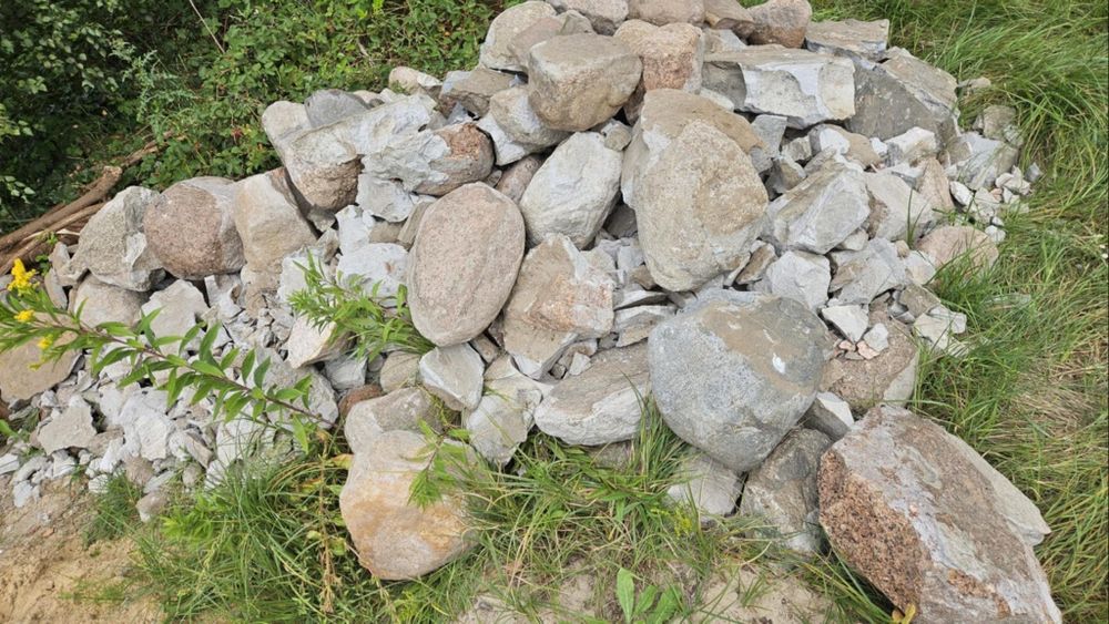 Oddam kamienie i gruz.