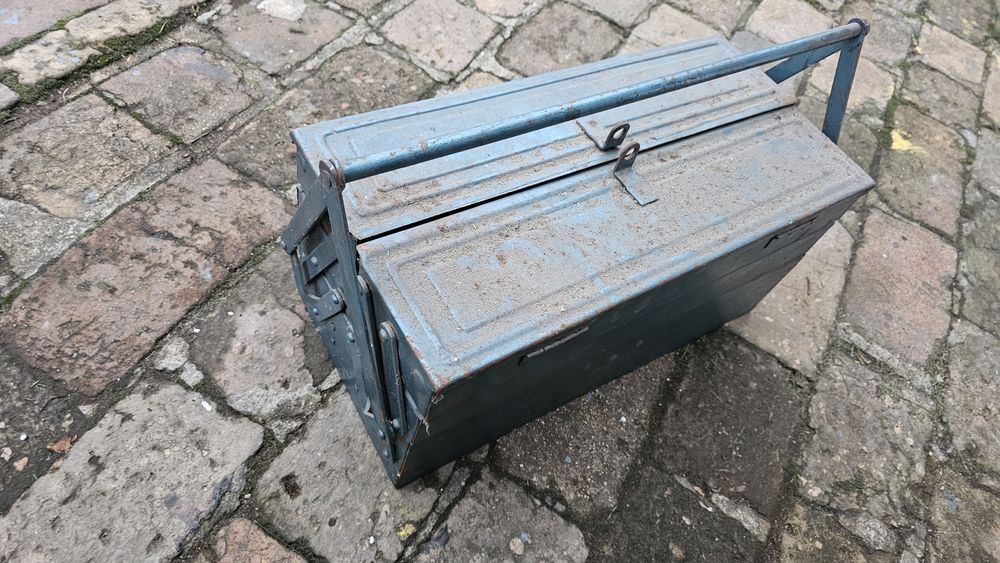 Metalowa skrzynka na narzędzia