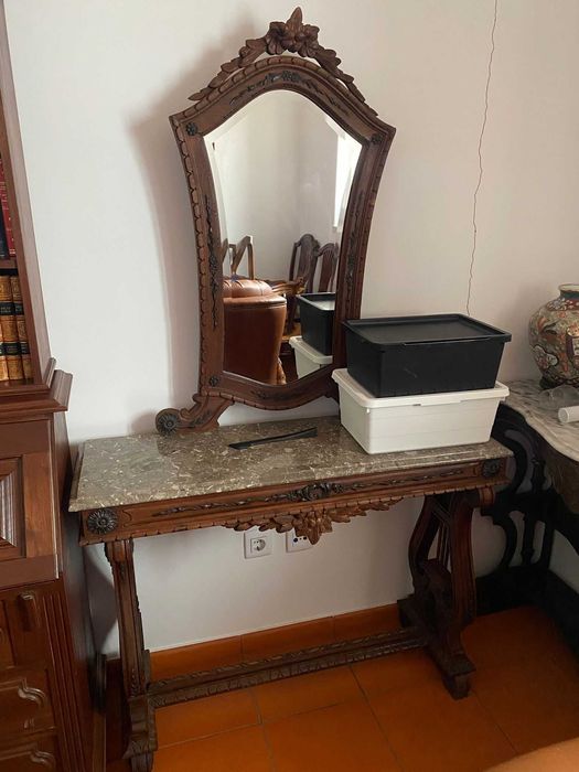 Aparador de madeira e pedra com espelho