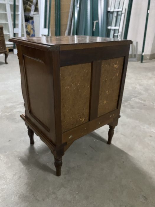 Mesa de cabeceira antiga em madeira maciça