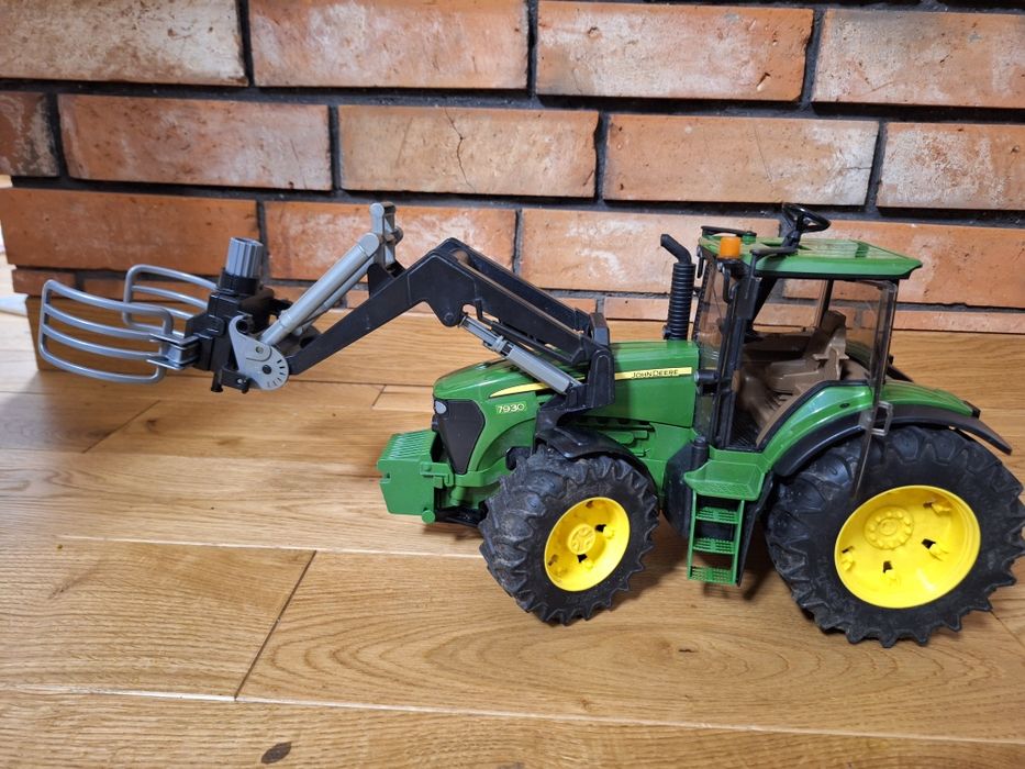 Bruder traktor john deere 7930 z ładowaczem do bałd