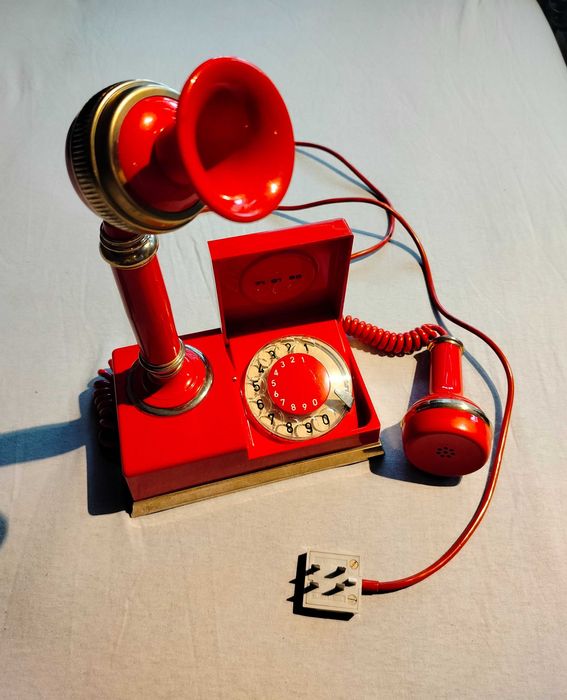Telefon z czasów PRL czerwony
