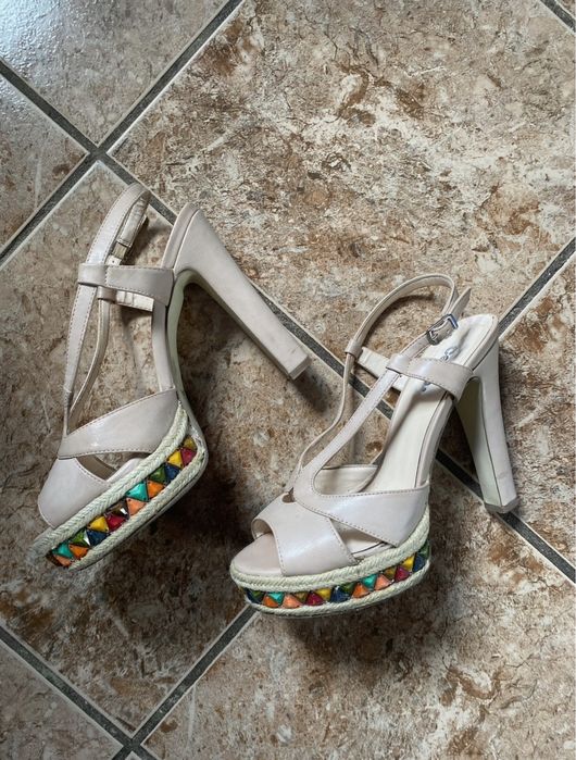 Подарую босоніжки