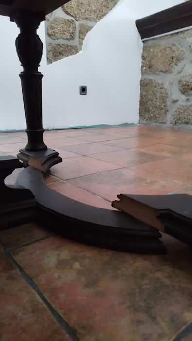 Mesa rústica castanho