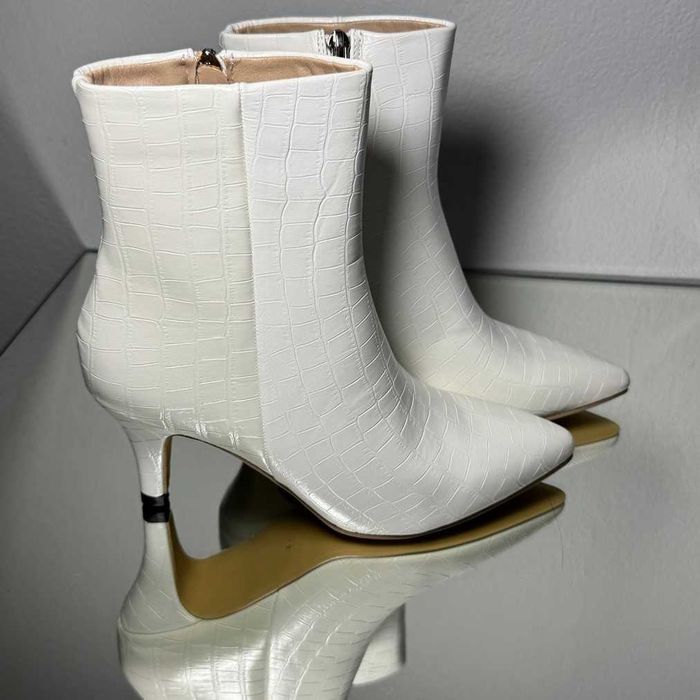 Весільні ботильйони, чобітки з єкошкіри з ремінцем ( знімається)