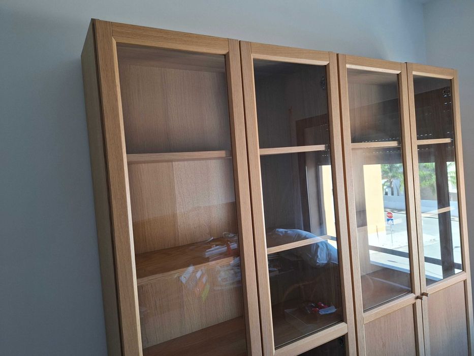 Estante IKEA Billy c/ porta de vidro e efeito carvalho