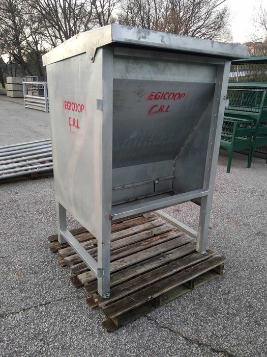 Tolva vitelos c/curral 250kg Galv.