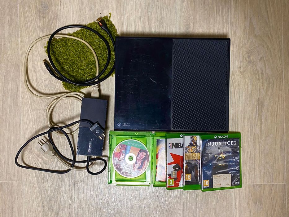 Приставка Xbox one з іграми GTA 5
