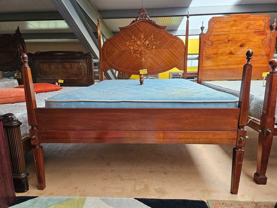 Cama antiga estilo D. Maria com estrado e colchão - Muito bo