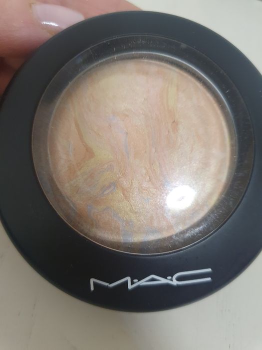 Хайлайтер MAC в оттенке Lightscapade