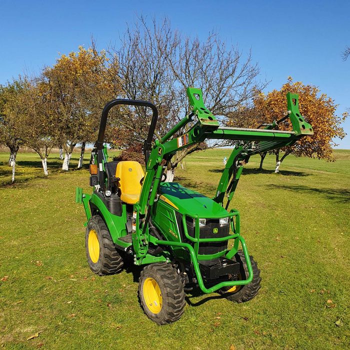 traktor John Deere 2025R z 2022r