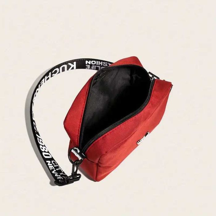 Чорна сумочка, біла сумочка та червона з метеликом