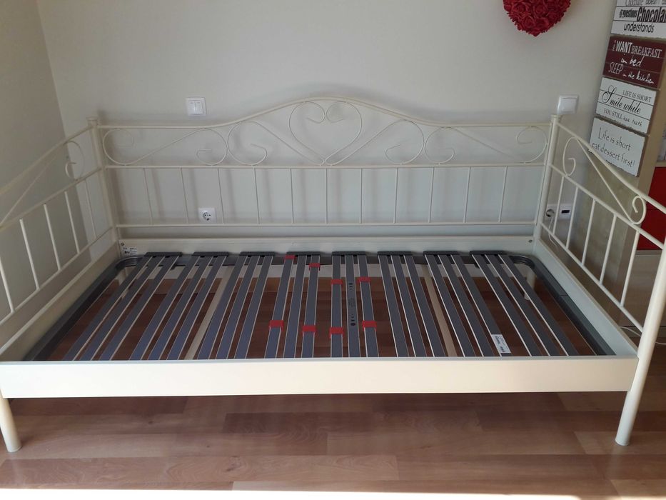 Estrutura de cama metálica e mesa de cabeceira64738337658753120