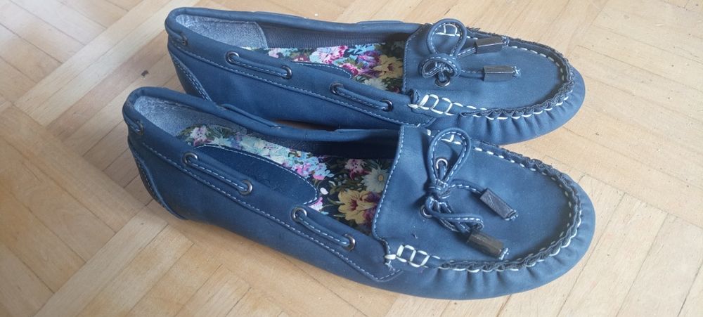 Granatowe mokasyny