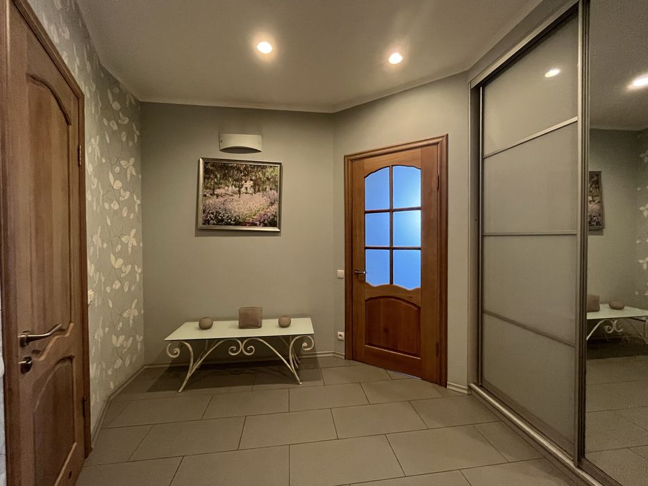 Продаж 2 кім. 65 кв.м Саперно-Слобідська 22