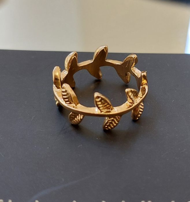 Damski pierścionek w kolorze złota z listkami